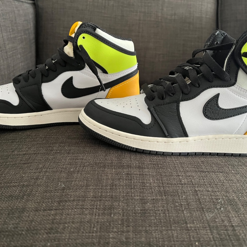 Air Jordan 1 High Volt University Gold Sz 6.5Y - Picture 3 of 7